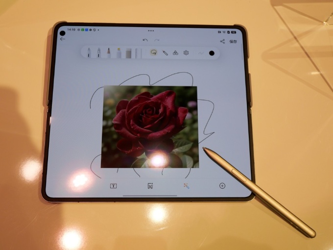 別売りの「OPPO AI Pen」を使えば、大画面を生かしてメモやスケッチなどが可能だ。AIでリアルな画像にする機能なども備える。写真は2026年4月14日のOPPO Find N6発表会にて撮影