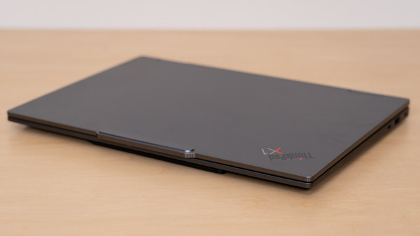 ThinkPad X1 2-in-1 Gen 11 Aura Editionの薄さの写真その2