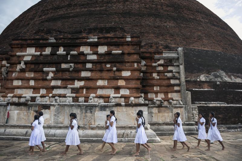 アヌラーダプラは今でも仏教世界の中で最も神聖な都市の部類に入る/Alex Ogle/AFP/Getty Images