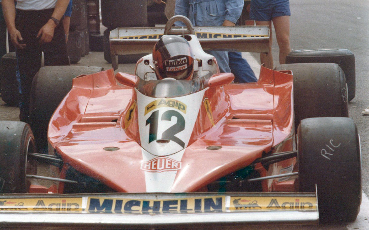 カーナンバー「12」のフェラーリ312T3のコックピットに収まるジル・ヴィルヌーヴ（フェラーリ）、1978年F1世界選手権