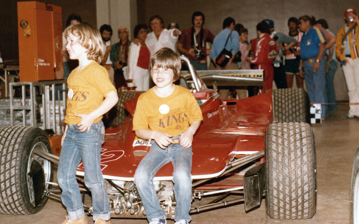 フェラーリのF1マシンを前に並ぶジル・ヴィルヌーヴの息子ジャックと娘メラニー、1979年F1アメリカGP