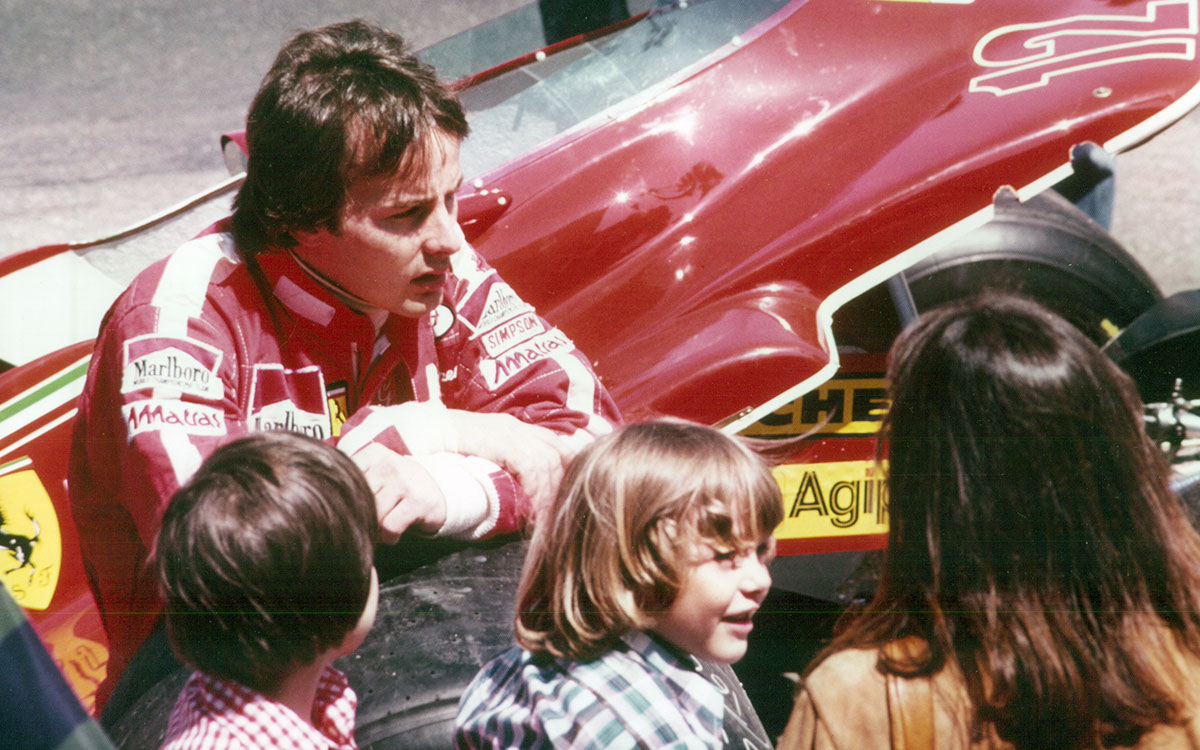 1979年型フェラーリ312T4のそばで家族と過ごすジル・ヴィルヌーヴ、1979年