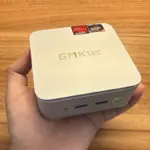 GMKtec G10を手に持っている