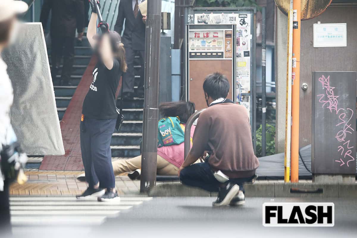唐田は何度も階段から“転んでは起き”を繰り返していた