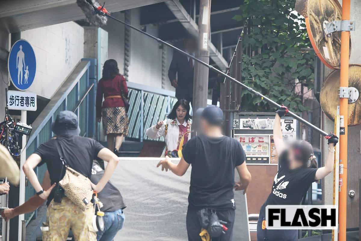 唐田は何度も階段から“転んでは起き”を繰り返していた