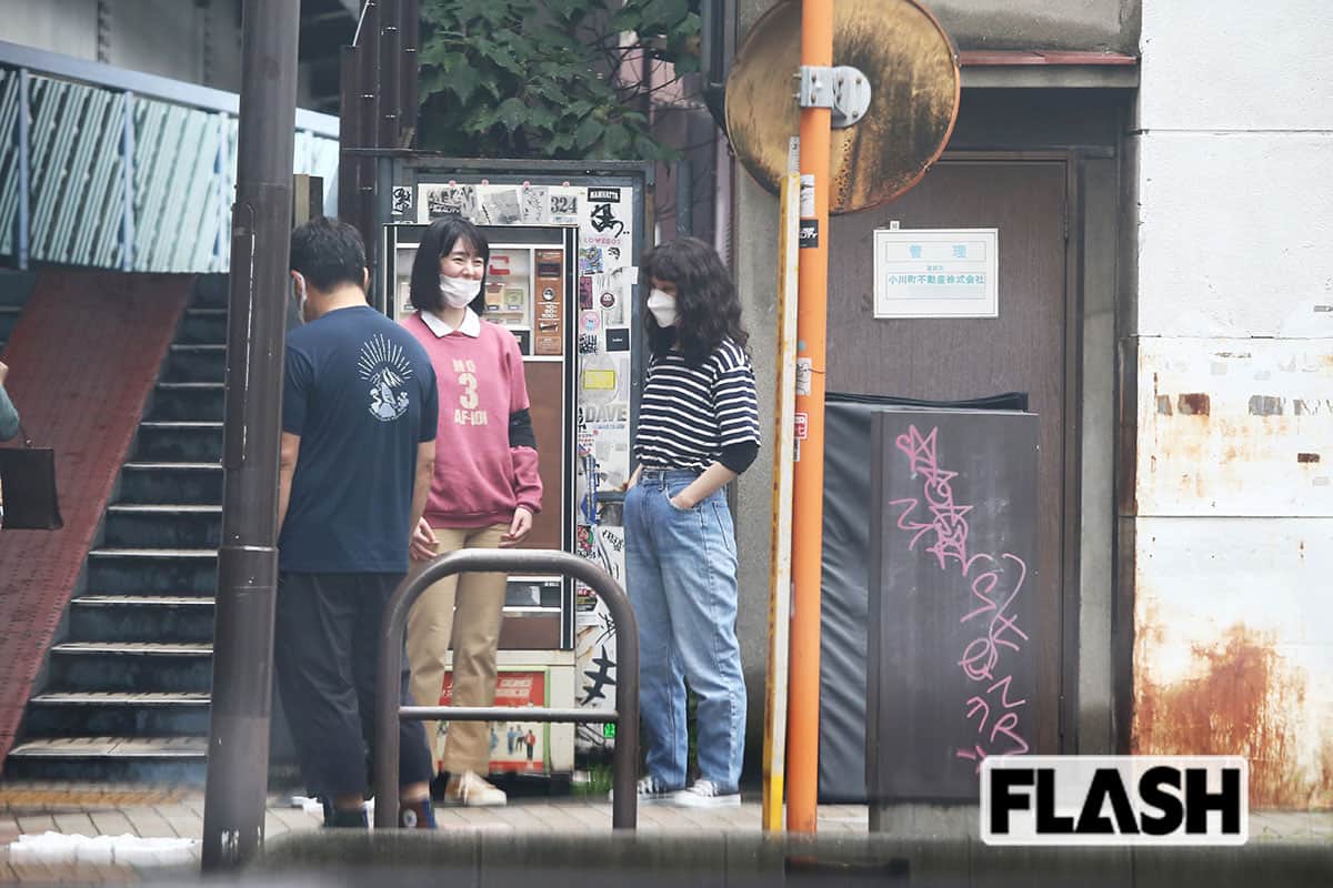 撮影の合間、しきりに談笑していた2人。約2年半ぶりのドラマ撮影にも、唐田は落ち着いて臨んでいた