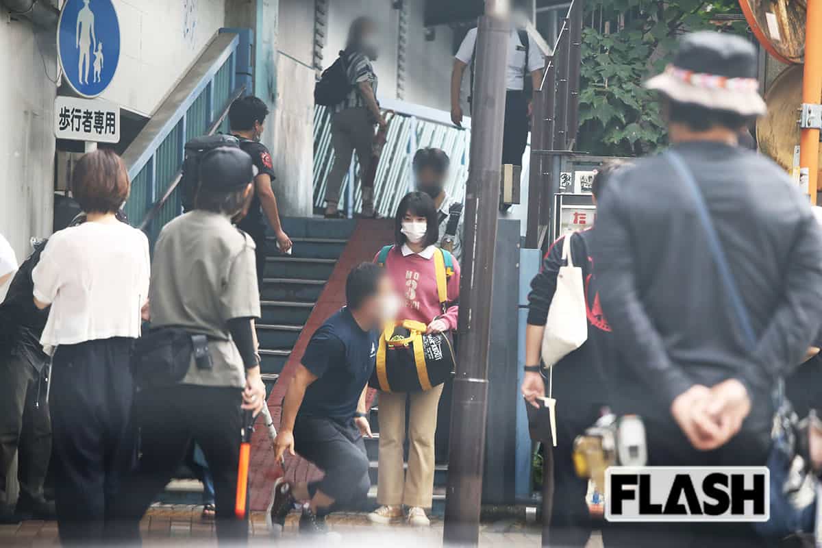 唐田は演技指導を真剣な眼差しで聞く