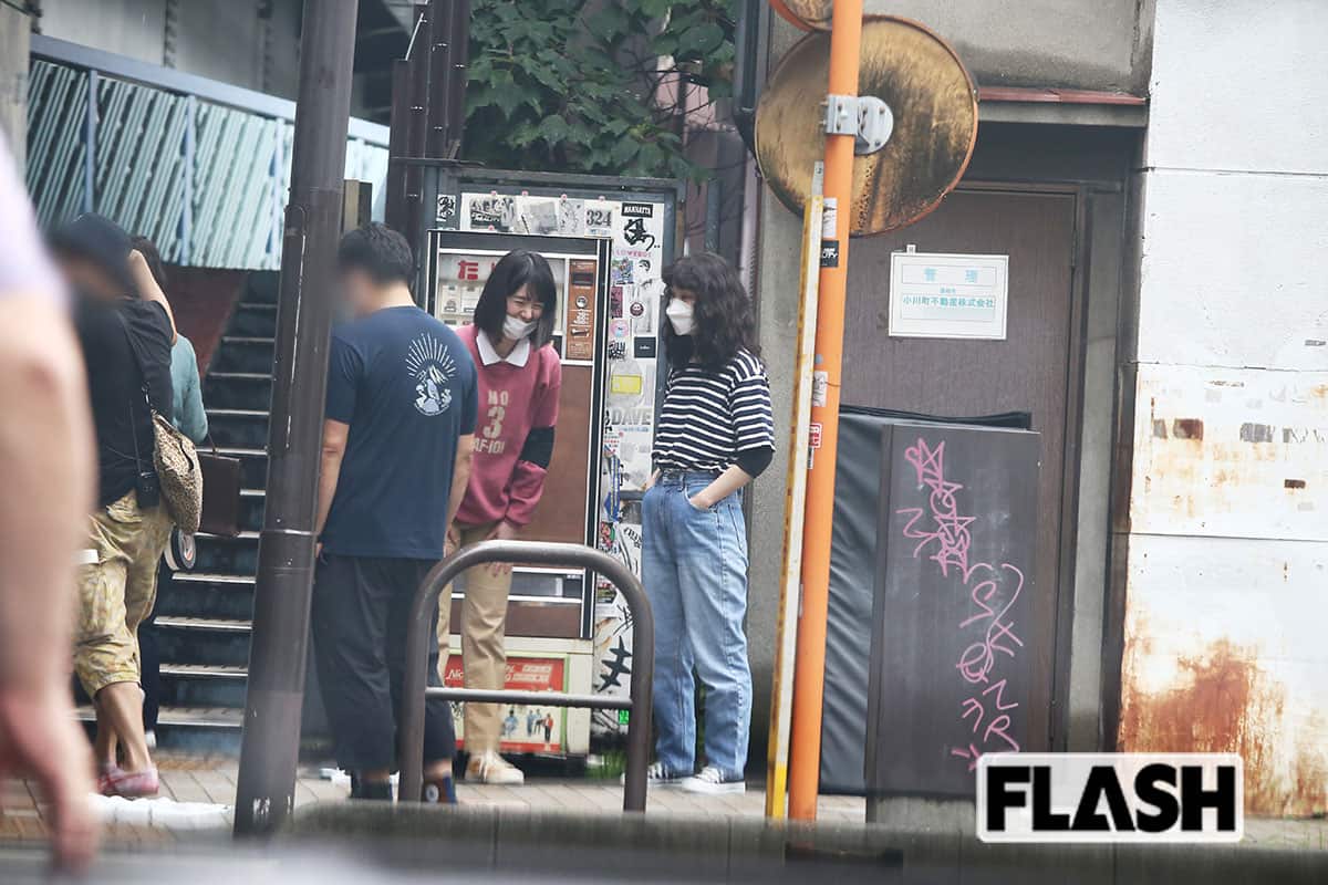 映像チェックなどの間にたびたび談笑をしていた唐田と剛力の2人