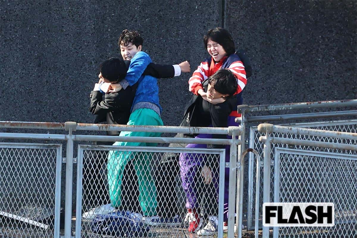 この日は雨の演出があったため、スタッフが試しにホースで水を出すと、剛力にかかるハプニングが。剛力は「キャッ！」と言いながら唐田と笑っていた