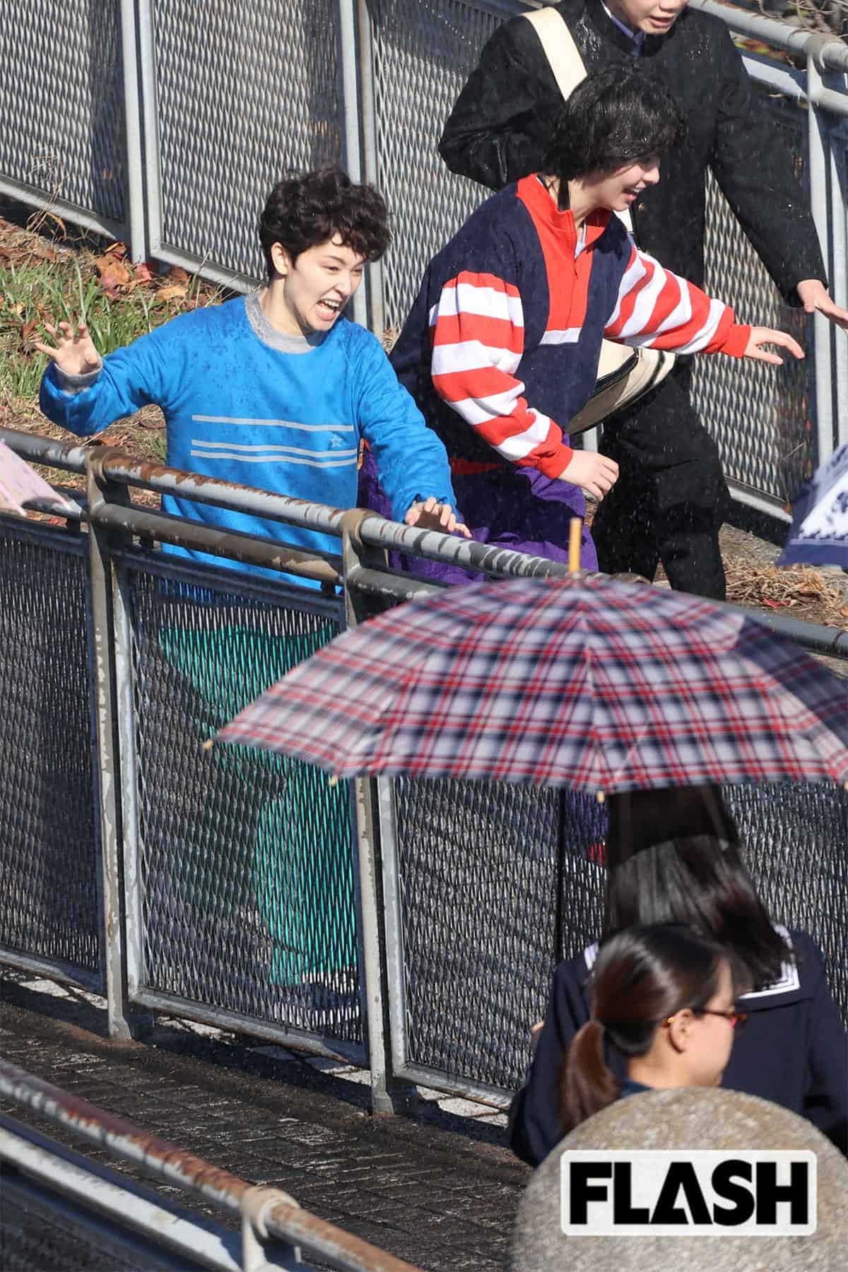 剛力彩芽＆唐田えりかが豪快な“路上ヘッドロック”も…ドクターストップ発生の『極悪女王』であわや転倒ハプニング