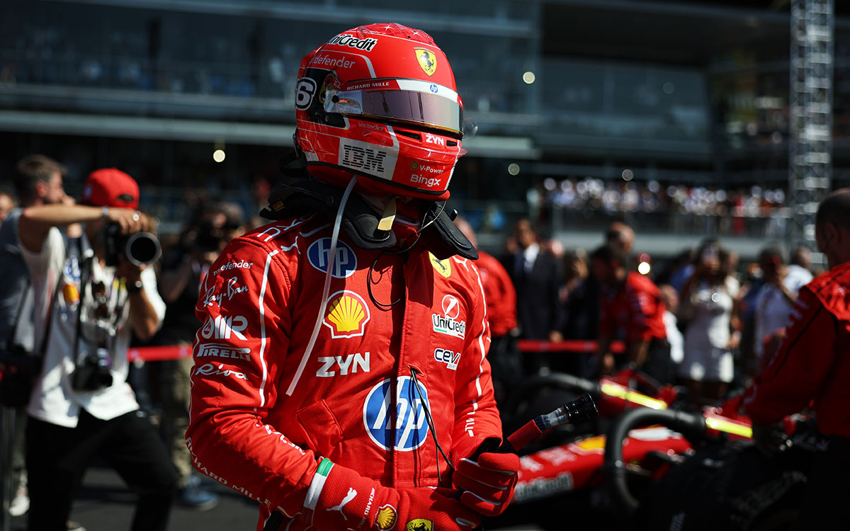 赤いヘルメットとレーシングスーツ姿で決勝前のグリッドに立つシャルル・ルクレール（フェラーリ）、2026年9月6日(日) F1イタリアGP決勝（モンツァ・サーキット）