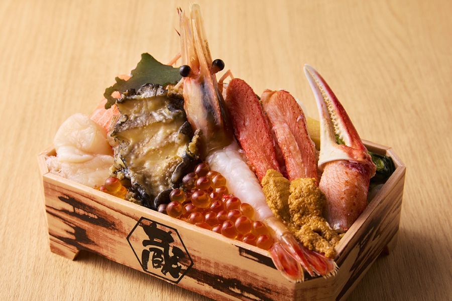 『秋の北海道物産大会』に登場する「魚と肉と北海道 蔵」の特大ボタン海老と蝦夷あわび西京漬けの特盛弁当（1折3456円、各日限定150個）