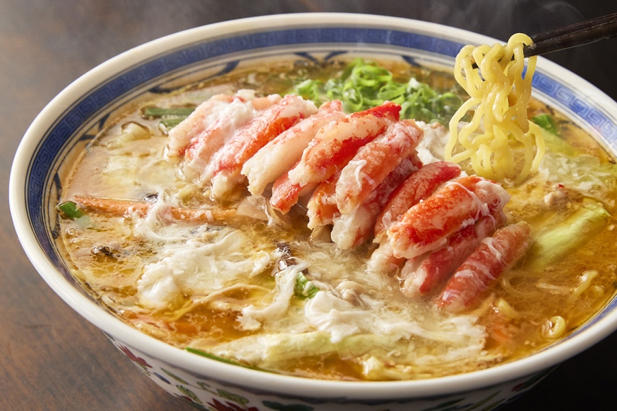 『秋の北海道物産大会』に登場する「けやき」のカニ入り北の贅沢ラーメン（2301円）は各日限定100食。「阪急うめだ本店」限定※前半9月22日～28日まで