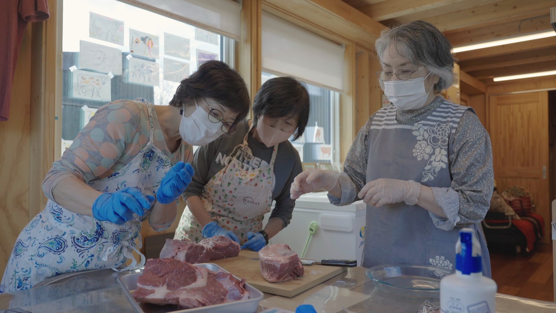 牧場で直売するのは基本的に塊肉。その場で切り分けてシェアする人たちも多い