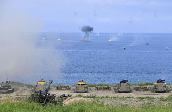 台湾軍の軍事演習「漢光35号」で、海上の目標に実弾を命中させる戦車や重火器（2019年5月30日、台湾・恒春）