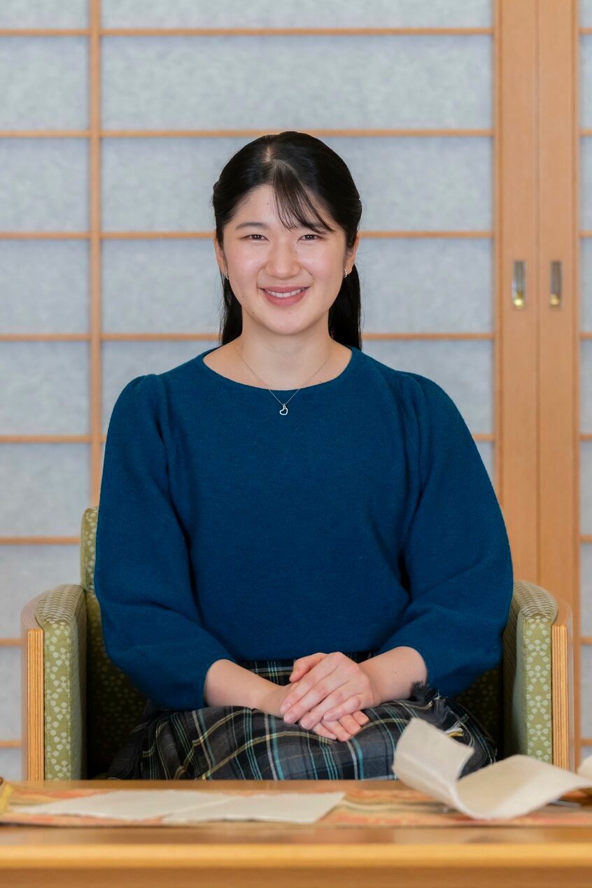 23歳の誕生日を前にした愛子さま。テーブルの上には24年10月に訪問した佐賀県で、自ら手すきした和紙が置いてある=2024年11月22日午後、皇居・御所、宮内庁提供
