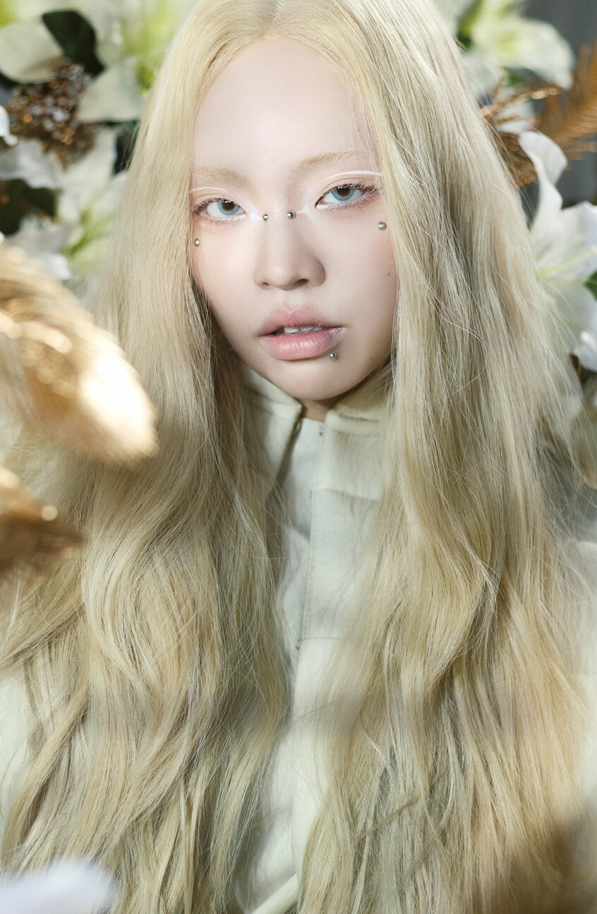 ［撮影：蜷川実花／hair　北村雄太／make　up　野﨑裕子／nail sucreHIRO／styling　服部昌孝／costume　Rick　Owens／prop　styling　遠藤　歩］
