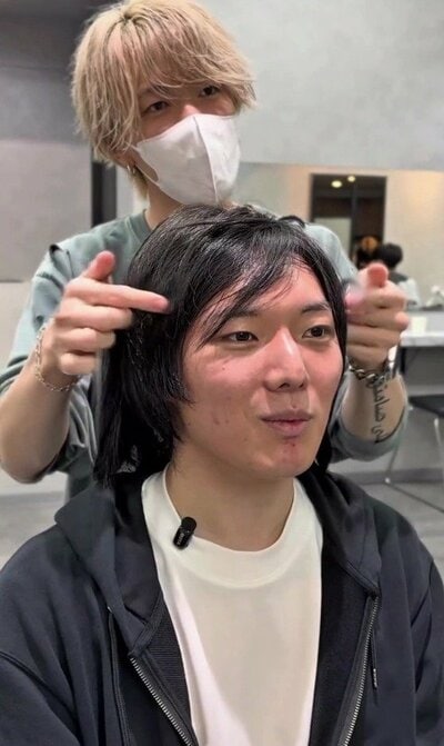 重めの前髪が目にかかるほど伸びていた、ビフォーのロングヘア