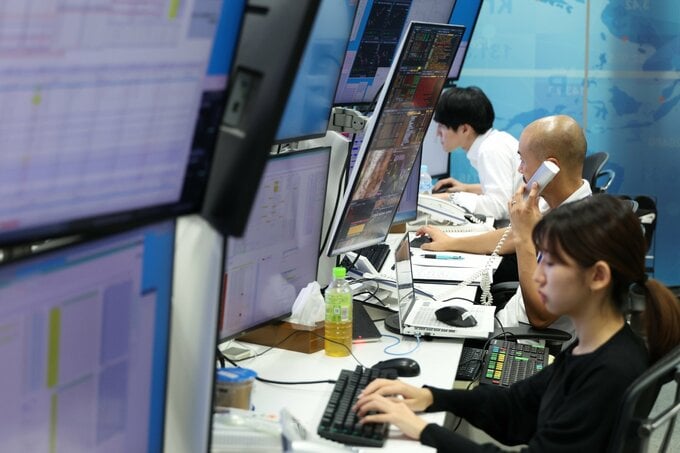 【日本市況】円下落、原油高で対ドル155円台半ば－超長期金利が上昇