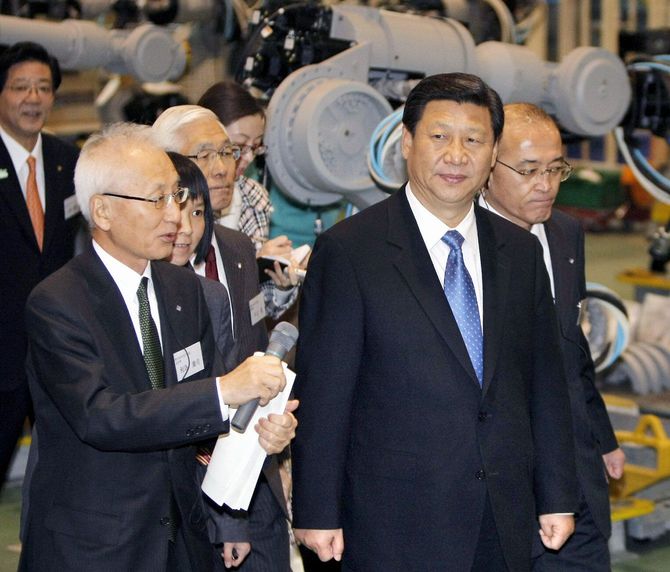 安川電機の産業用ロボット生産工場を視察する中国の習近平国家副主席(右)=2009年12月16日午後、北九州市八幡西区