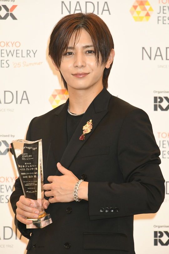 2025年8月1日、俳優・歌手の山田涼介さんが、東京ビッグサイト(東京)で開催された「第36回 日本ジュエリーベストドレッサー賞」に出席。