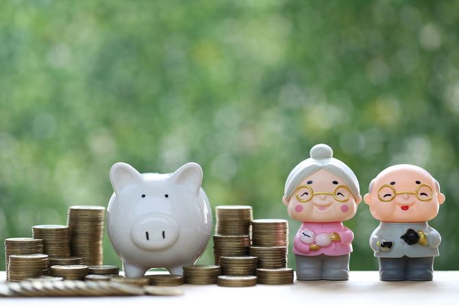 貯金箱と高齢夫婦のフィギュア