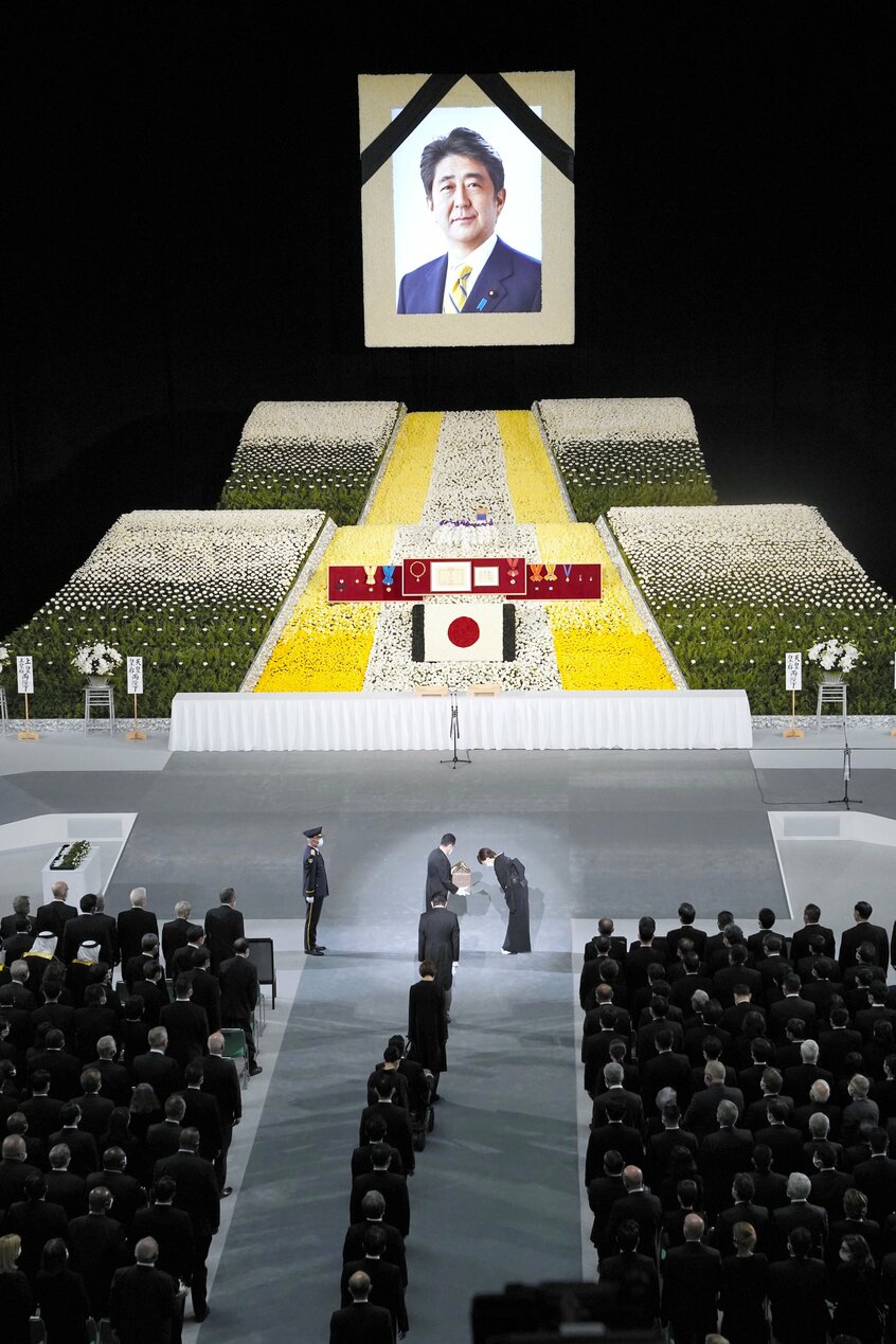 2022年9月27日、日本武道館で執り行われた安倍晋三元首相の国葬。首相経験者の国葬は戦後2人目で、賛否が大きく割れた