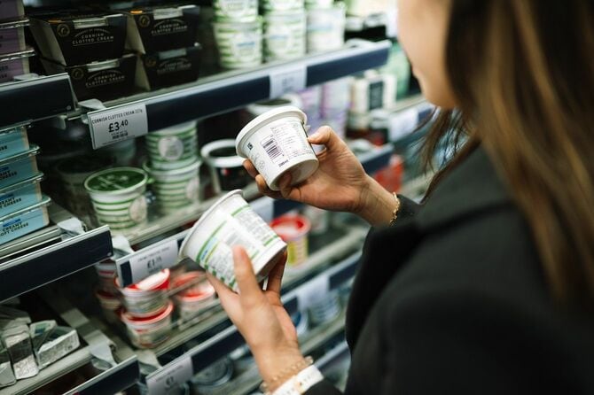 食品包装の栄養表示を比較する買い物客