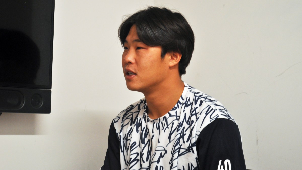 取材に応じたDeNA・井上朋也