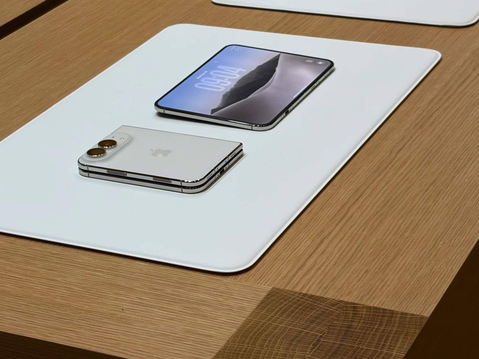 展示されたiPhone Duoの開いた状態と閉じた状態