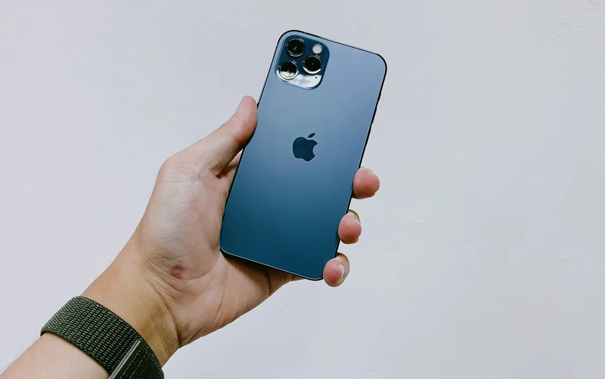 iPhoneを持つ手のイメージ画像。Apple Watchは写っていない