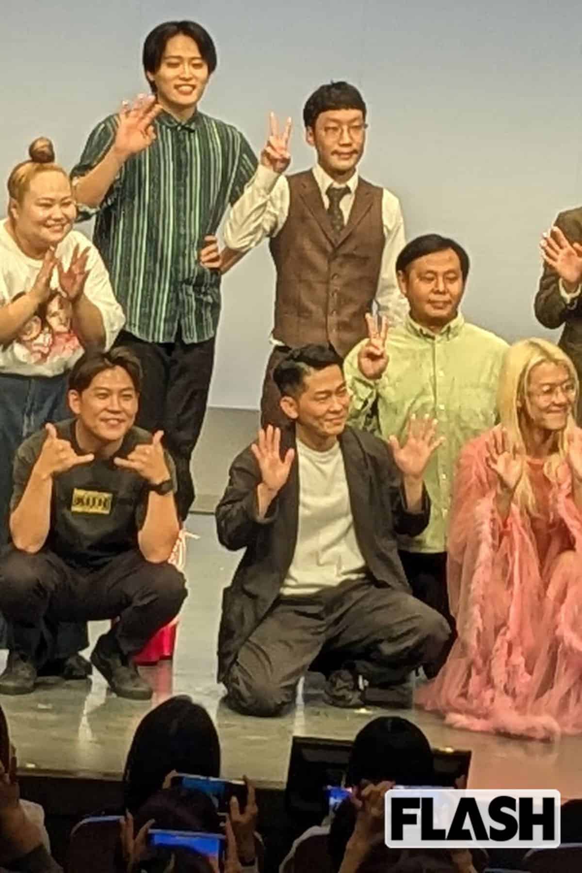 劇場での撮影タイムでポーズをとるジャングルポケット太田博久とおたけ（読者提供）