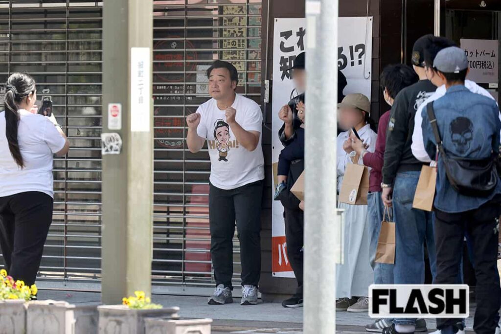 2025年5月11日、群馬県高崎市でバームクーヘンを販売する元ジャンポケ斉藤慎二。開店直後は行列だったが……（写真・吉田豊）