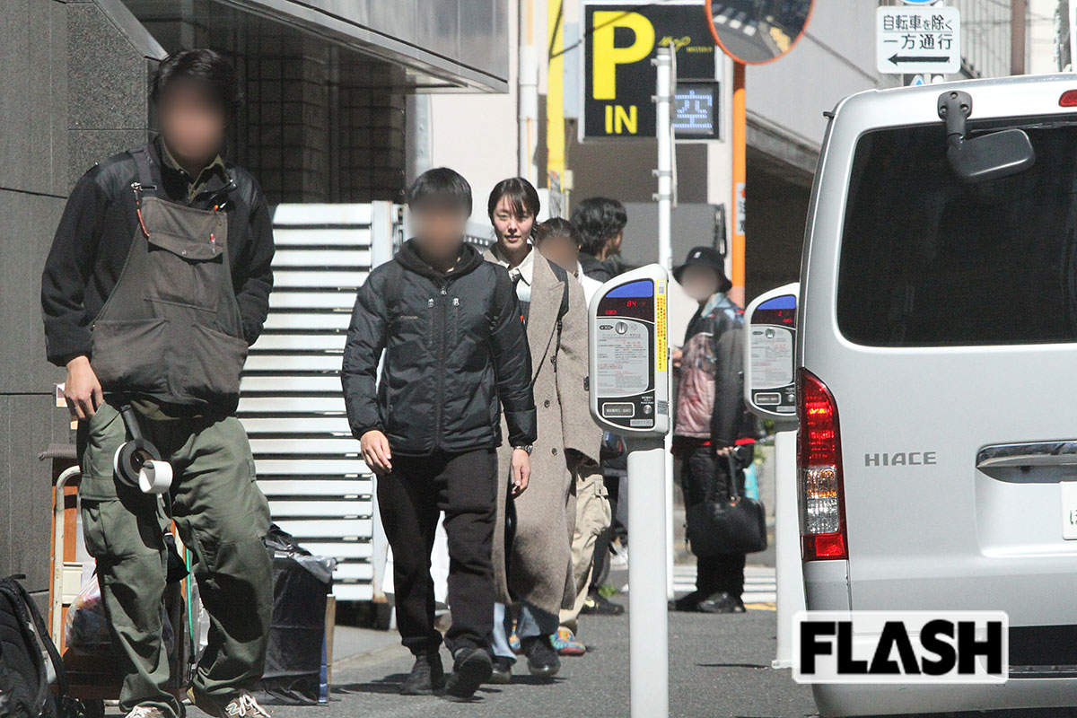 笑顔でスタッフに挨拶する唐田えりか。多忙で疲れているのか、少し眠たげだ（写真・金谷千治）