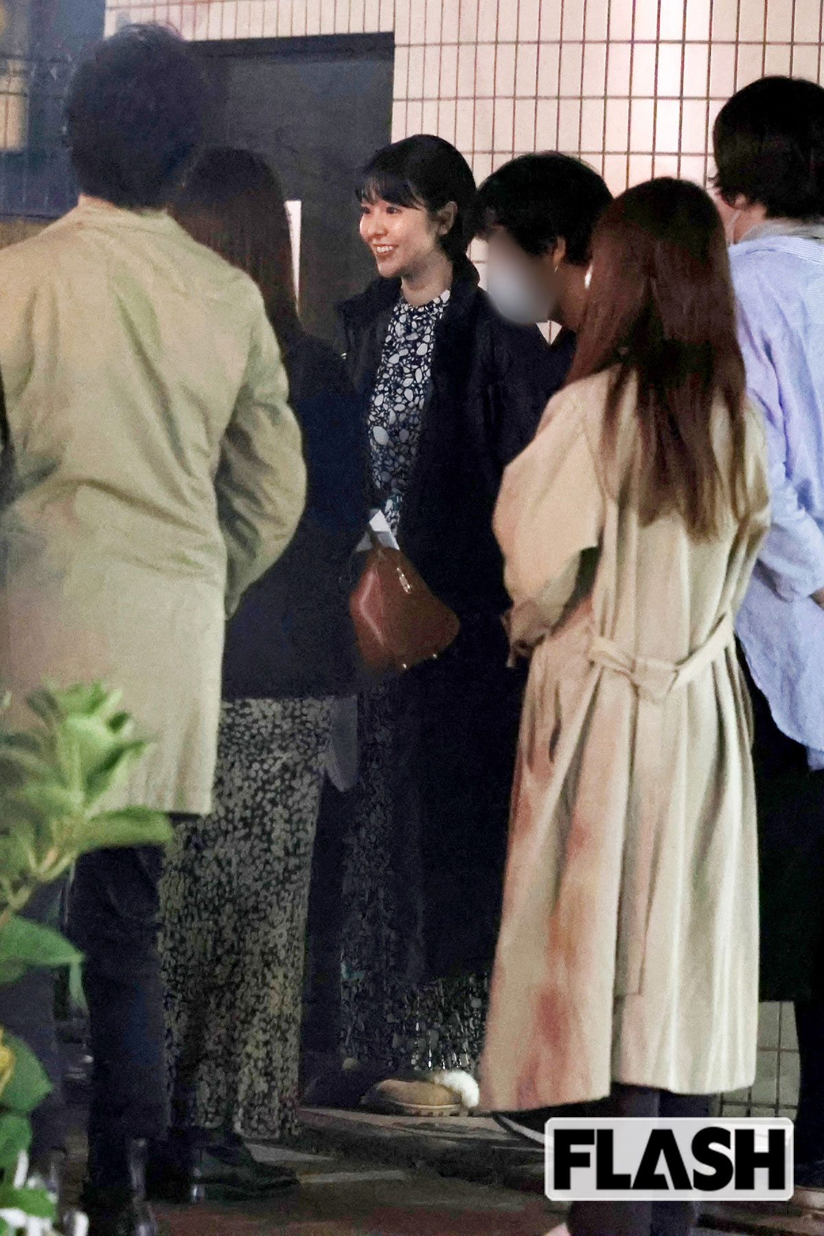 唐田えりかが劇場の表玄関で「ファンサービス」（写真・伊藤 修）