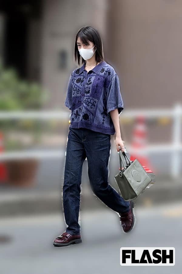 ジーンズ姿で出勤する唐田。少し表情は疲れているように見えるが……