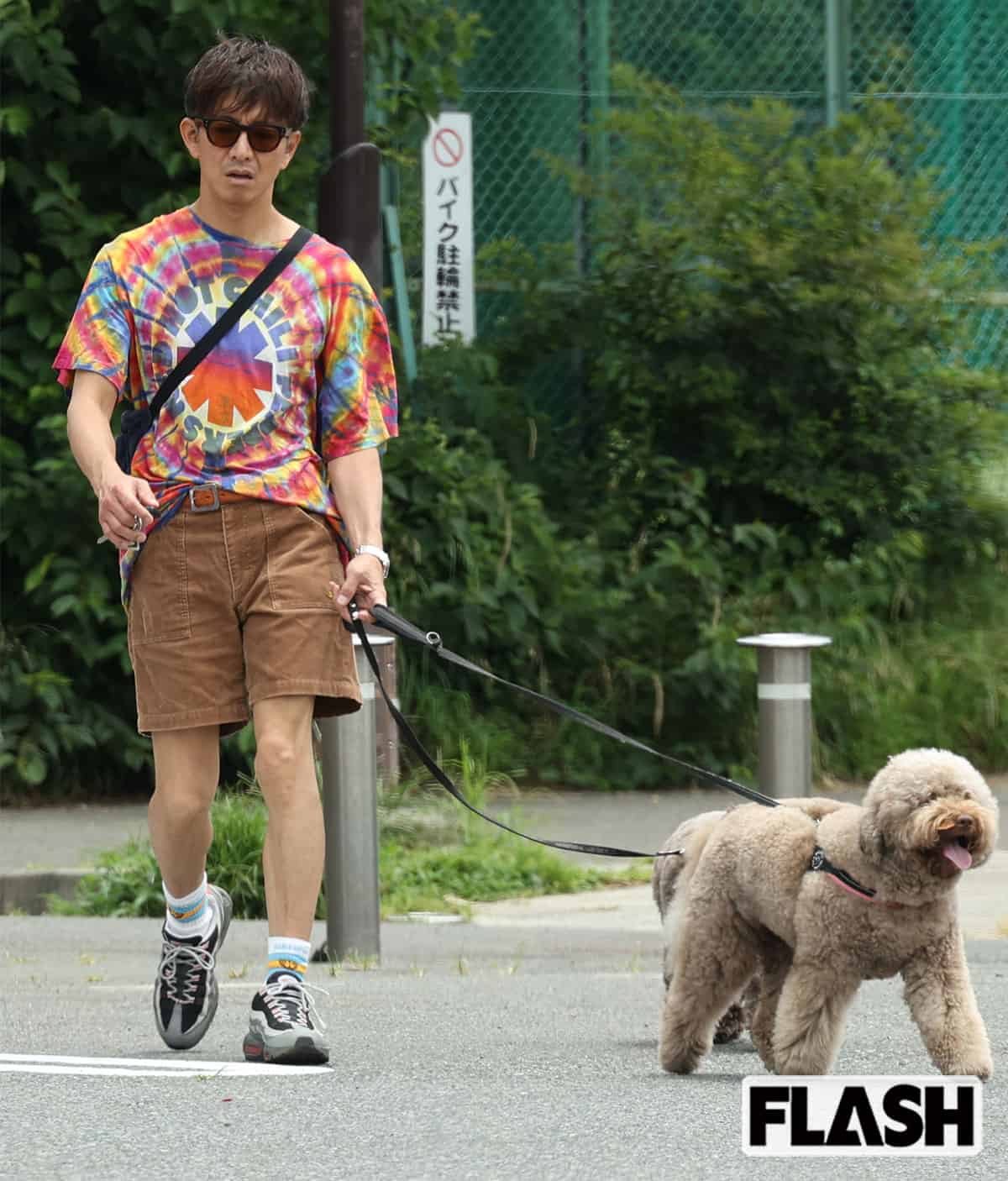 犬の散歩をする木村拓哉