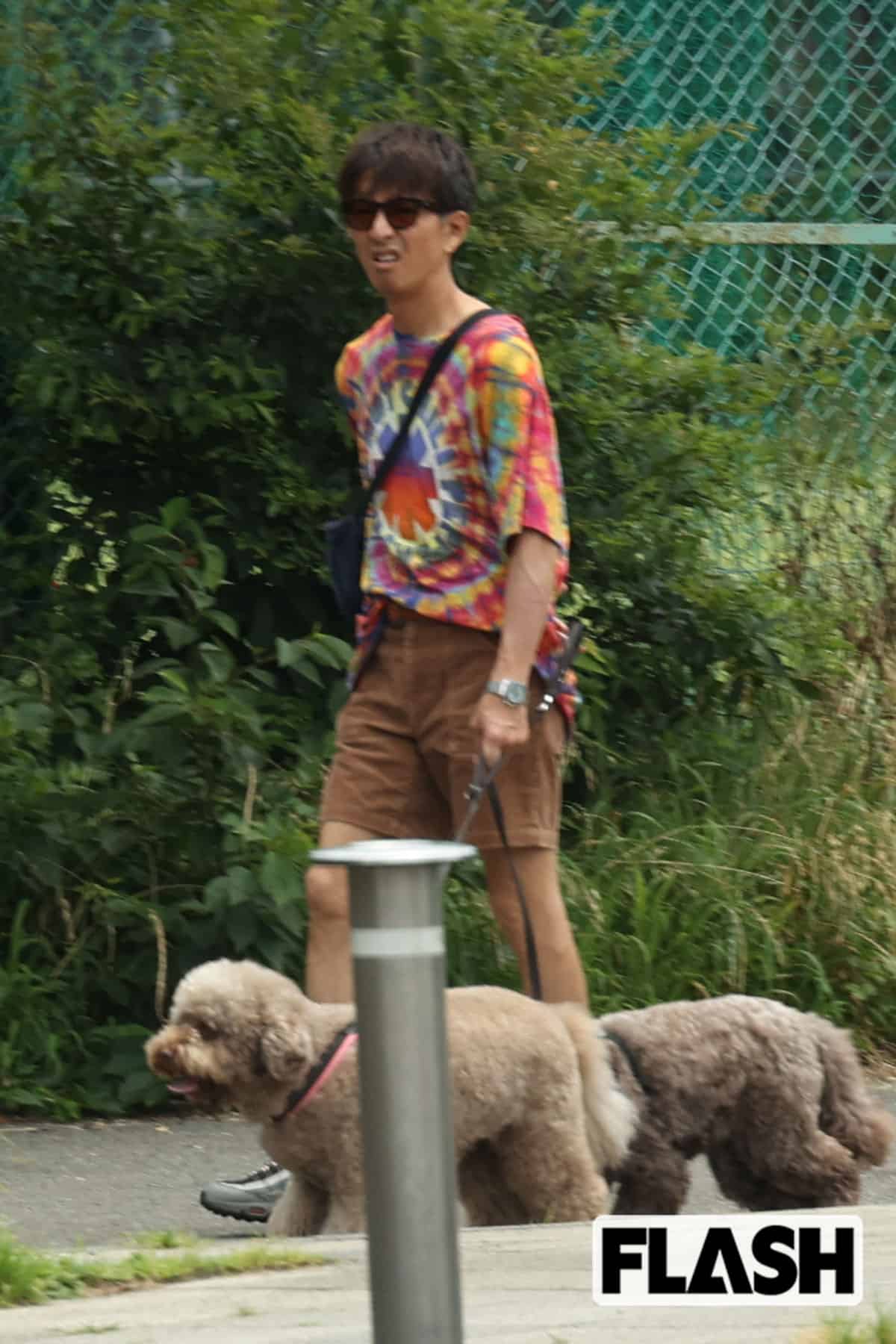 犬の散歩をする木村拓哉