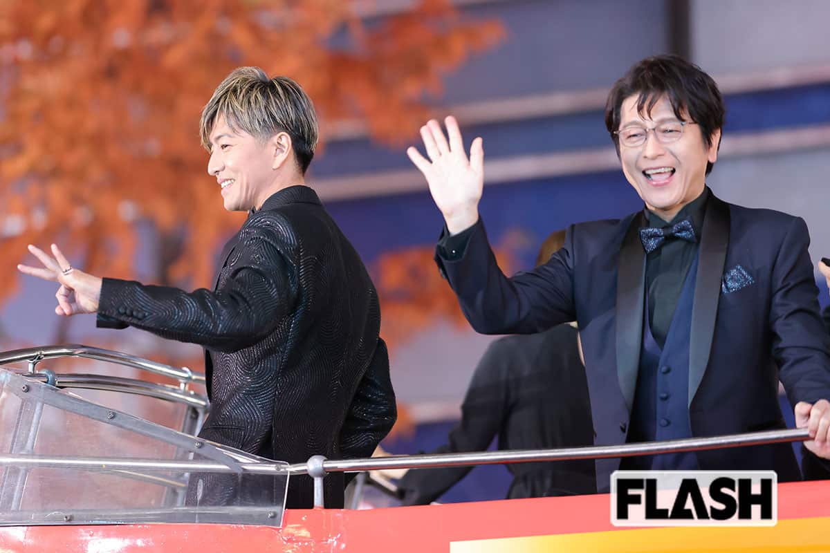 観客に手を振るなどサービスをする木村拓哉（2024年12月）