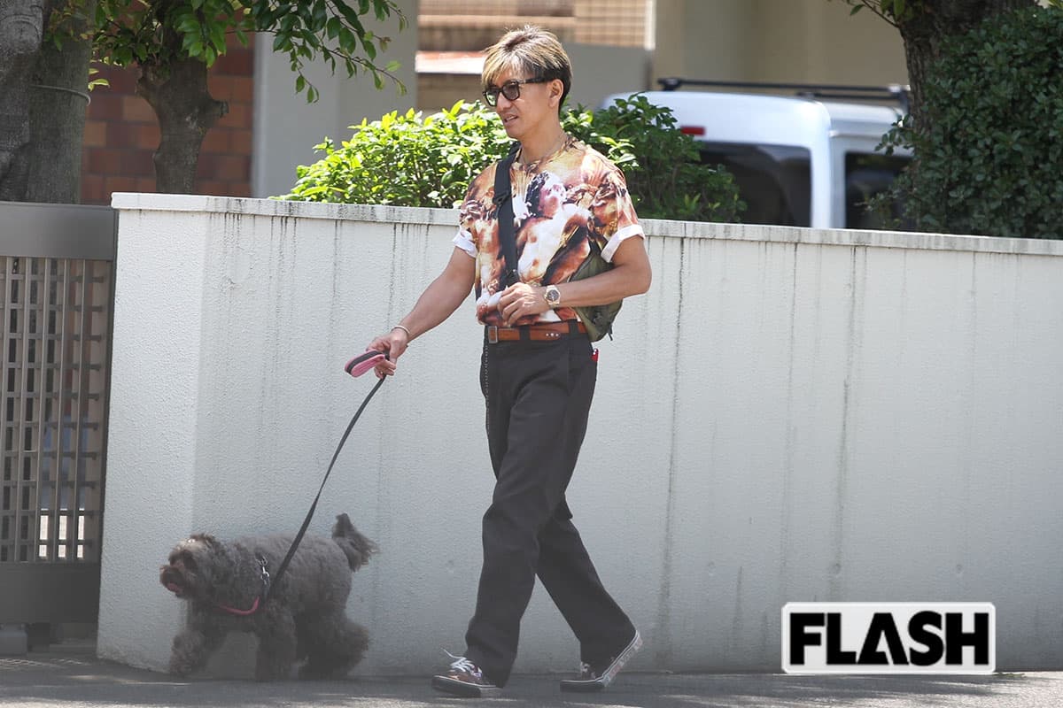 愛犬を散歩させる木村拓哉（写真・金谷千治）