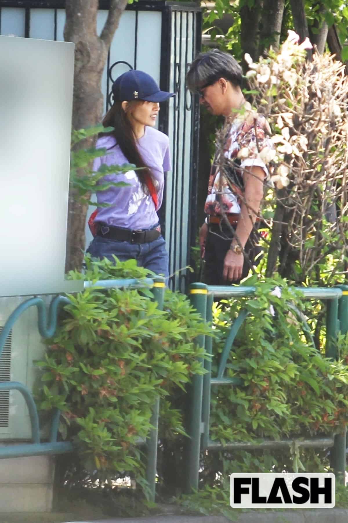 散歩の途中で立ち止まり、顔を近づけて話す木村拓哉と工藤静香夫妻