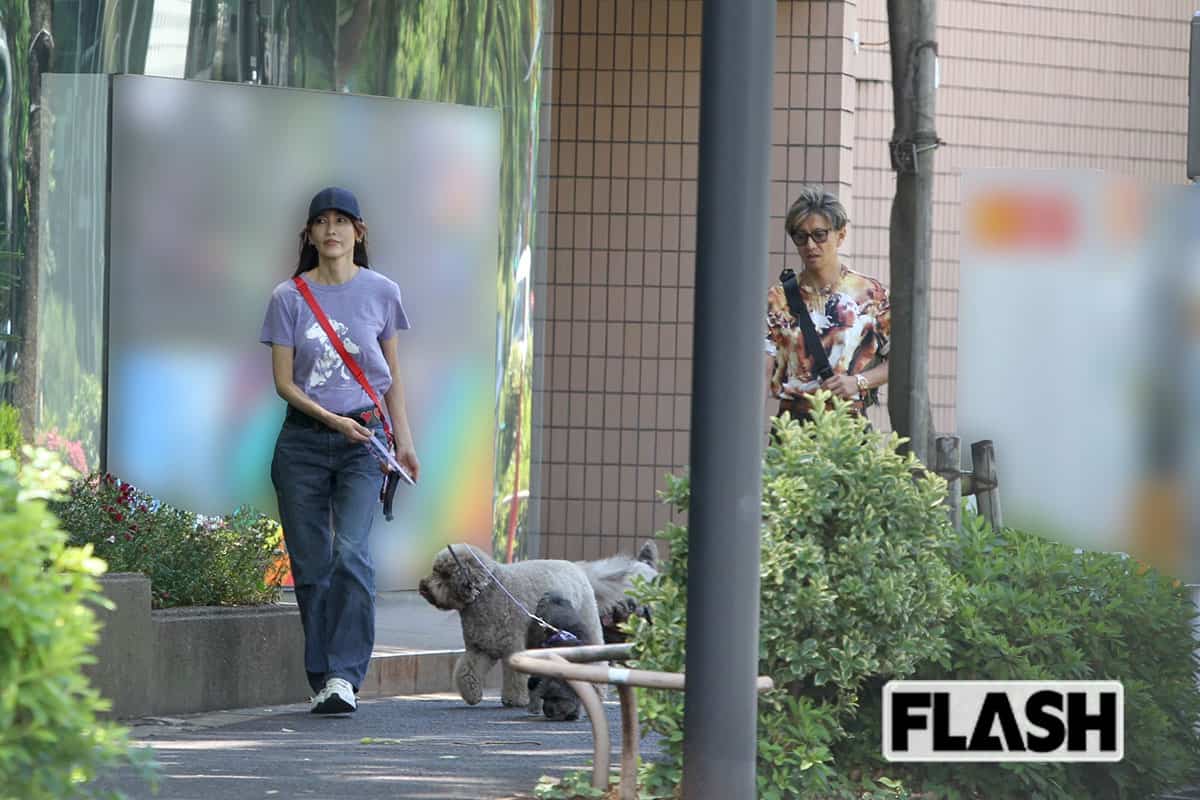 ベルトの大きなハートが目立つ工藤静香についていく木村拓哉（写真・金谷千治）