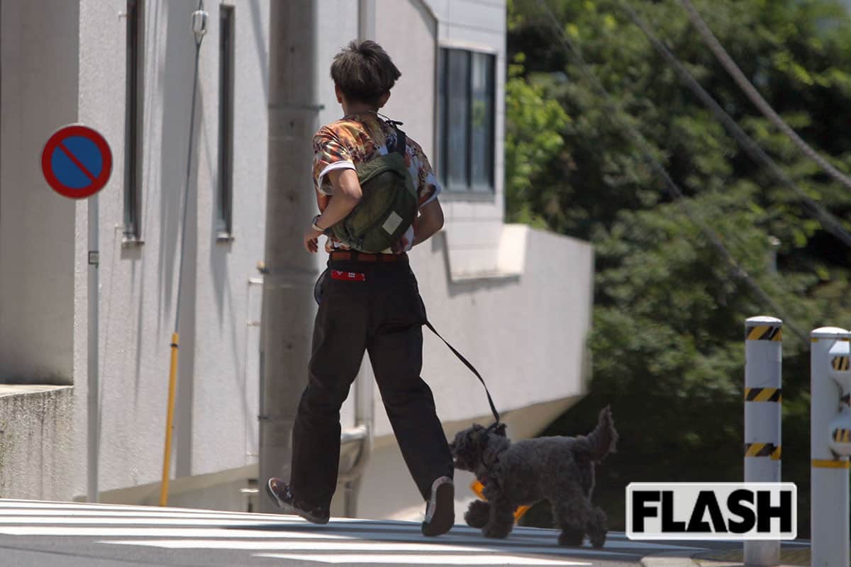 犬に急かされて、木村拓哉が小走りをする場面もあった（写真・金谷千治）