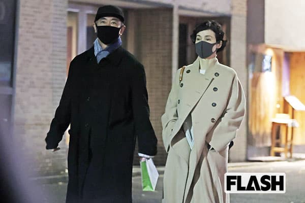 2020年12月、南麻布で夫婦デートをしていたとんねるず・木梨憲武(左)と、妻の安田成美