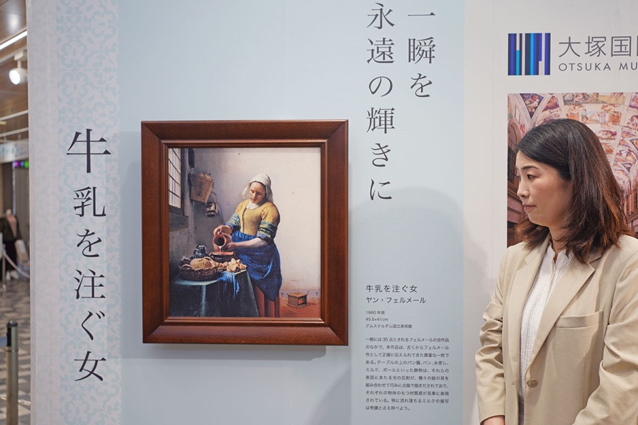 フェルメール作「牛乳を注ぐ女」を解説する「大塚国際美術館」広報・富澤さん。9月23日12時〜、26日12時30分〜は、美術館スタッフによる解説も（9月23日撮影／Lmaga.jp）