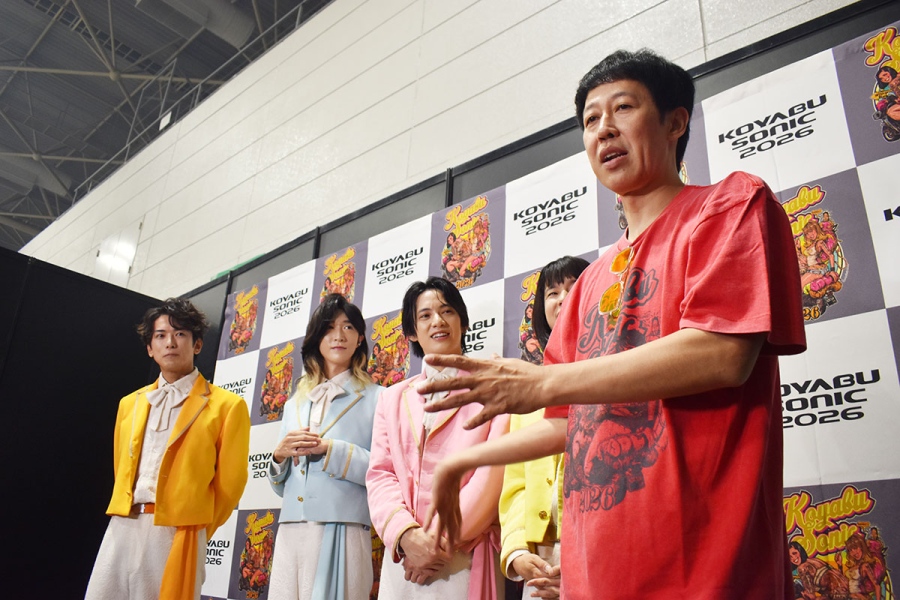 『コヤブソニック2026』の囲み取材で、モナキの印象を語る小籔（9月23日）