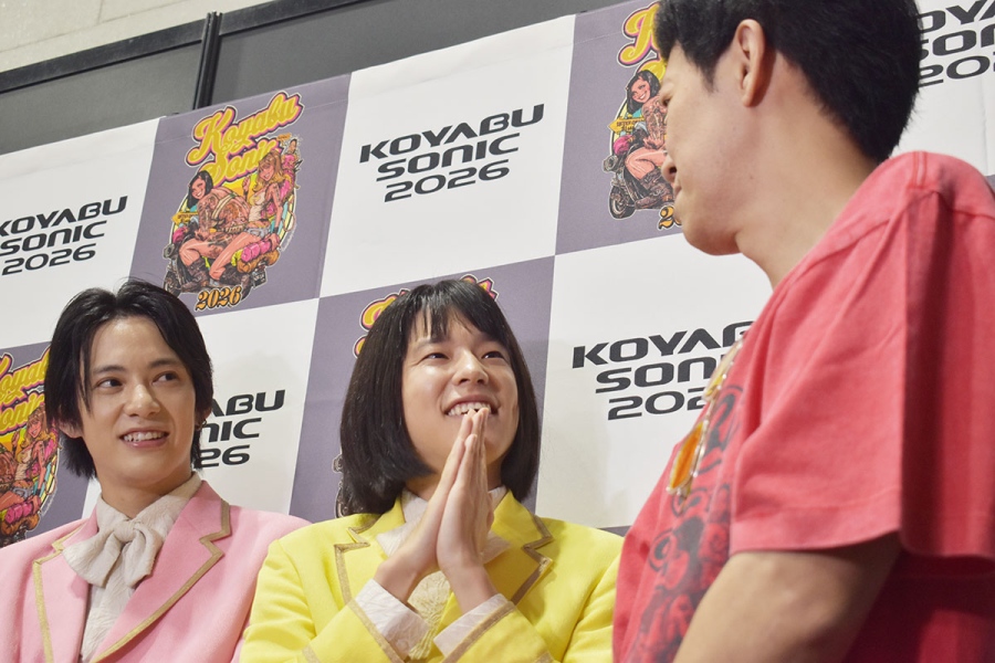 『コヤブソニック2026』の囲み取材に登場し、小籔の言葉に笑顔になるモナキ・おヨネ（9月23日）