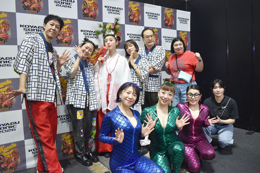 後列左から『コヤソニ』主催で吉本新喜劇ィズを率いる小籔千豊、福岡晃子、宇都宮まき、金原早苗、松浦真也、紅しょうが・熊元プロレス、前例左から爆乳三姉妹のひで乳、森乳、岡乳、紅しょうが・稲田美紀（9月22日）