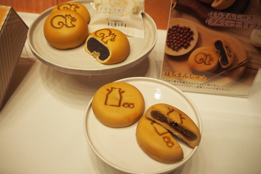 「鎌倉紅谷」の（手前）10月14日からの新作・ミルクマークの刻印がかわいい「はちまんじゅう（クルミッ子キャラメル）」、（奥）「はちまんじゅう」（286円／Lmaga.jp撮影）