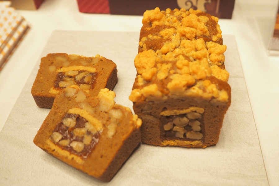 「鎌倉紅谷」のコーヒー生地でクルミッ子を包んだパウンドケーキ「クルミッ子INN」（1550円／Lmaga.jp撮影）